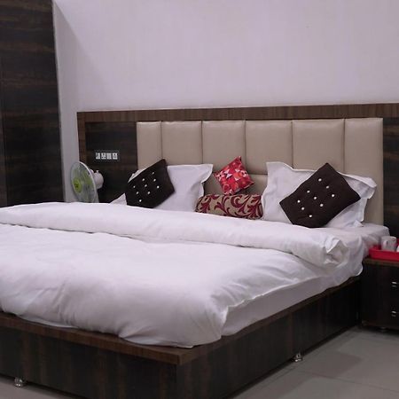 Rajmahal Resort Banquet Hall And Hotel ปัฏนา ภายนอก รูปภาพ