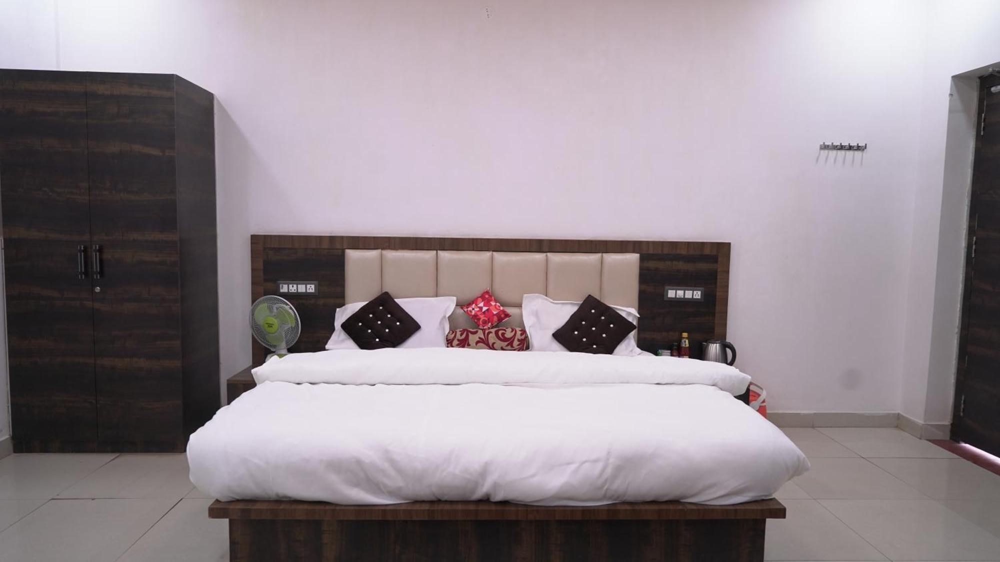 Rajmahal Resort Banquet Hall And Hotel ปัฏนา ภายนอก รูปภาพ